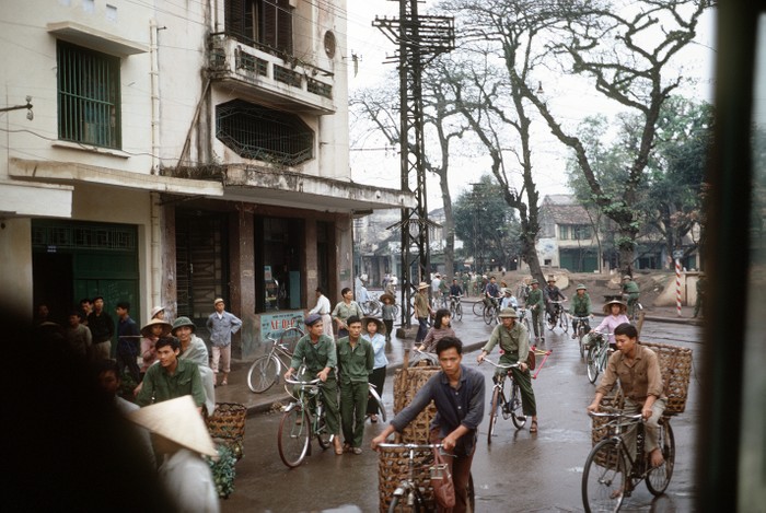 Một khu chợ trong trung tâm Hà Nội, 1972.